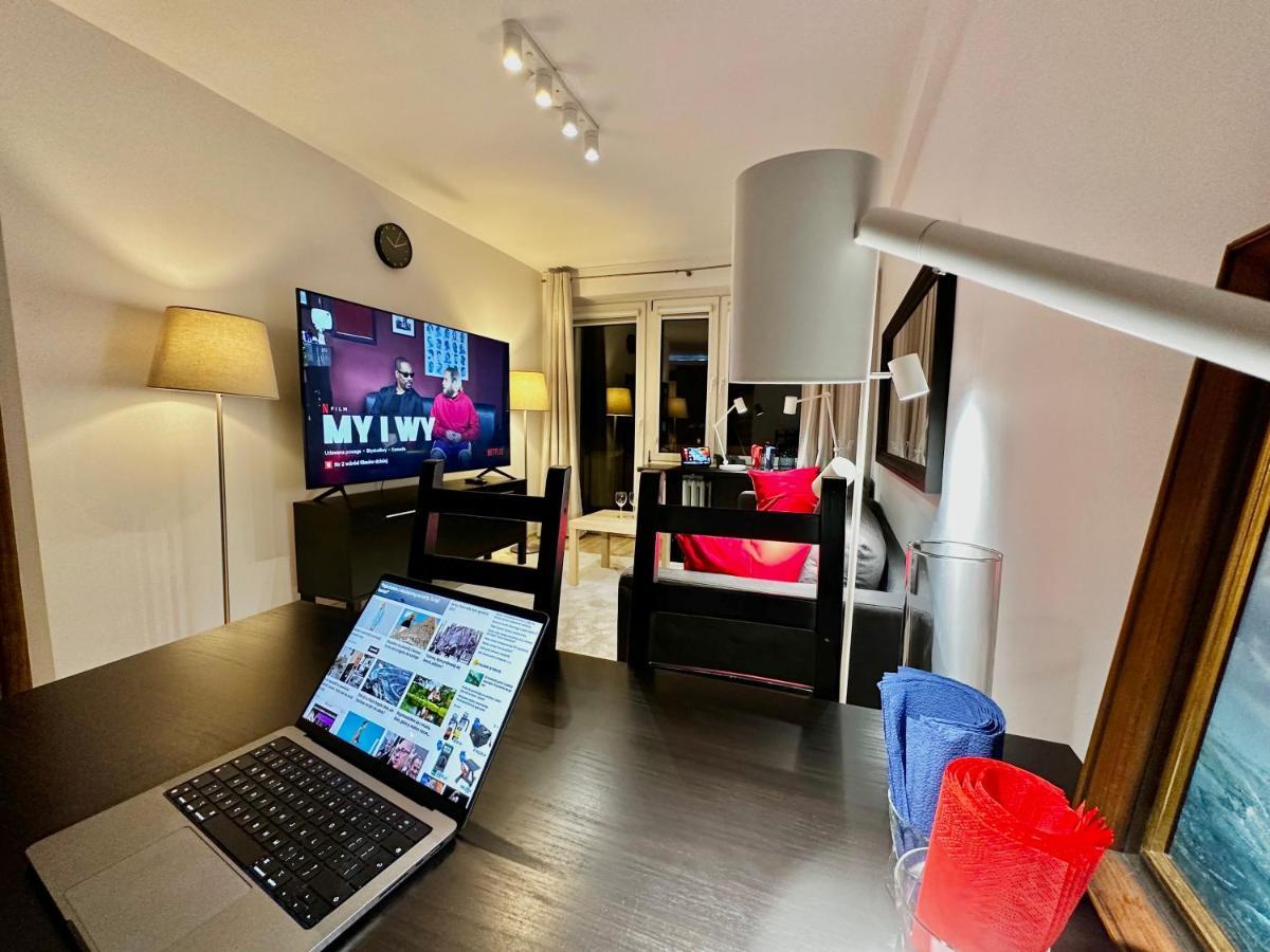 Decor 3 Metro Fast Wifi 1Gbs 80'Tv Hbo Disney Appletv Warsaw Luaran gambar